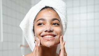 Por qué es vital la limpieza facial antes de dormir para cuidar la piel