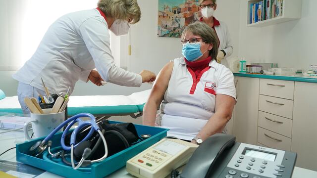 Alemania autoriza uso de vacuna Oxford/AstraZeneca contra el coronavirus para mayores de 65 años