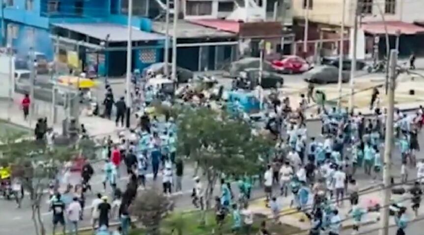 Barristas de Sporting Cristal y Universitario se enfrentaron violentamente. (Foto: Buenos Días Perú)