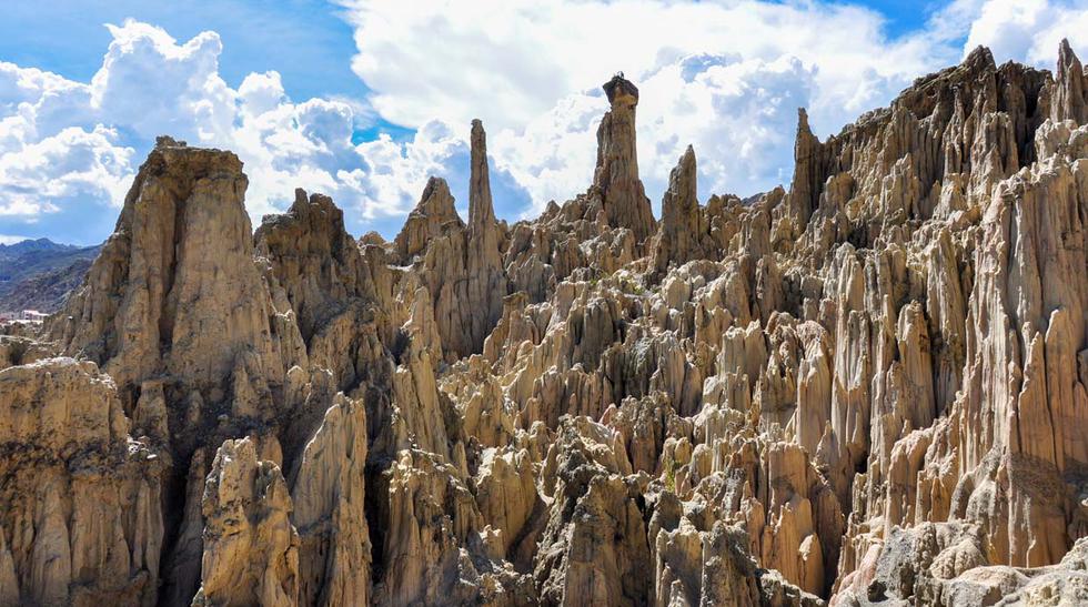 A unos 10 kilómetros de La Paz, encontramos el Valle de la Luna, un desierto de tierra arcillosa con formaciones geológicas muy singulares.