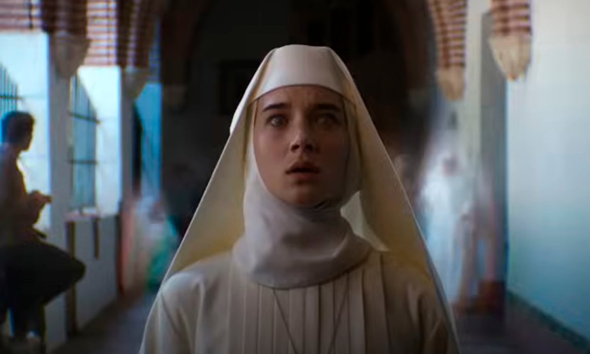 La hermana Narcisa finalmente "puede ver" tras quedarse ciega por ver directamente al eclipse en "Hermana muerte" (Foto: Netflix)