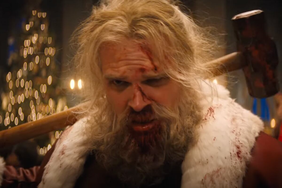 David Harbour como Santa Claus en la película "Noche sin paz" (Foto: Universal Studios)