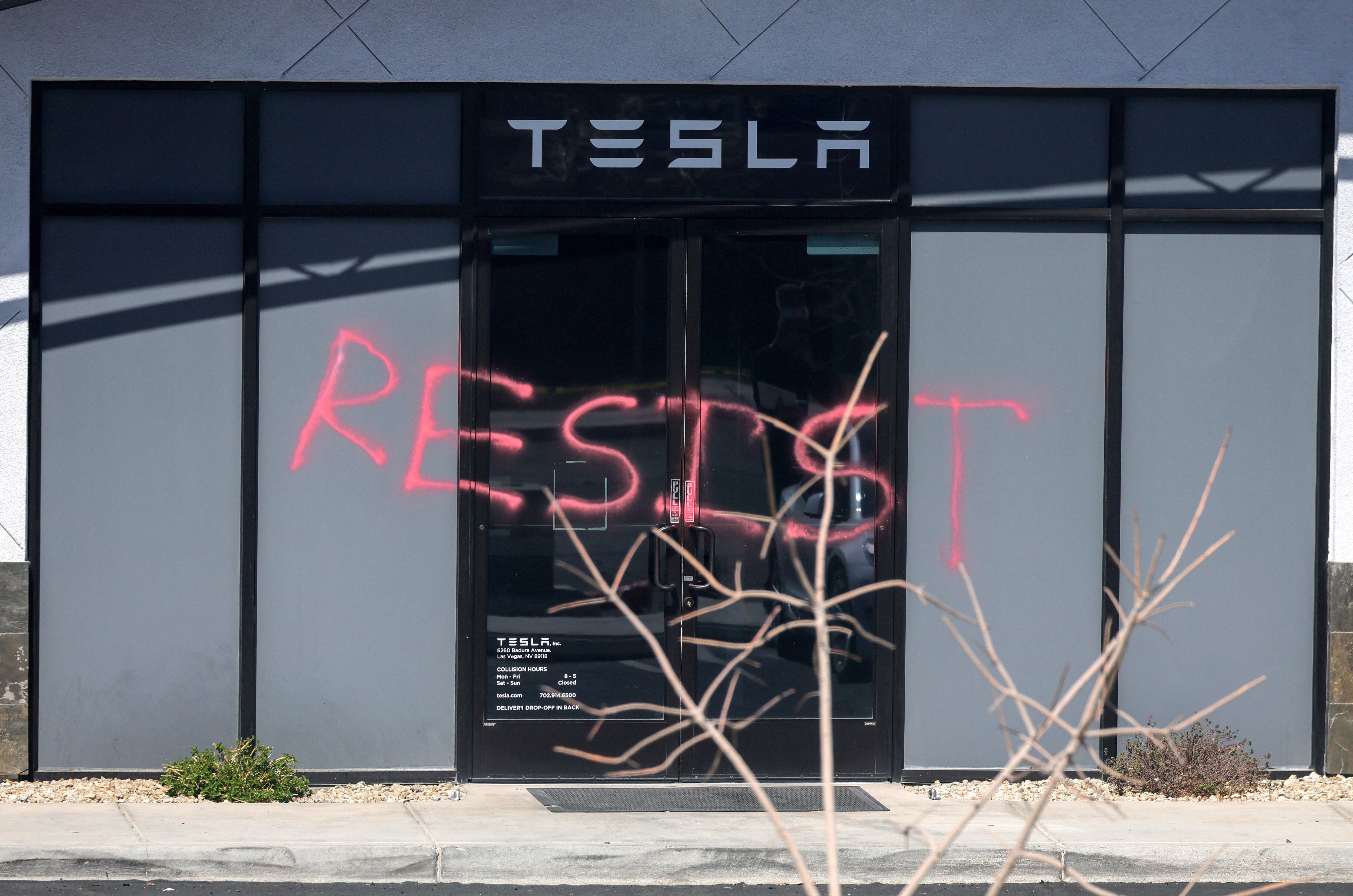 La palabra "RESIST" está pintada con aerosol en la entrada de un concesionario de Tesla en Las Vegas, Nevada. (Foto de Ethan Miller / GETTY IMAGES NORTH AMERICA / AFP).