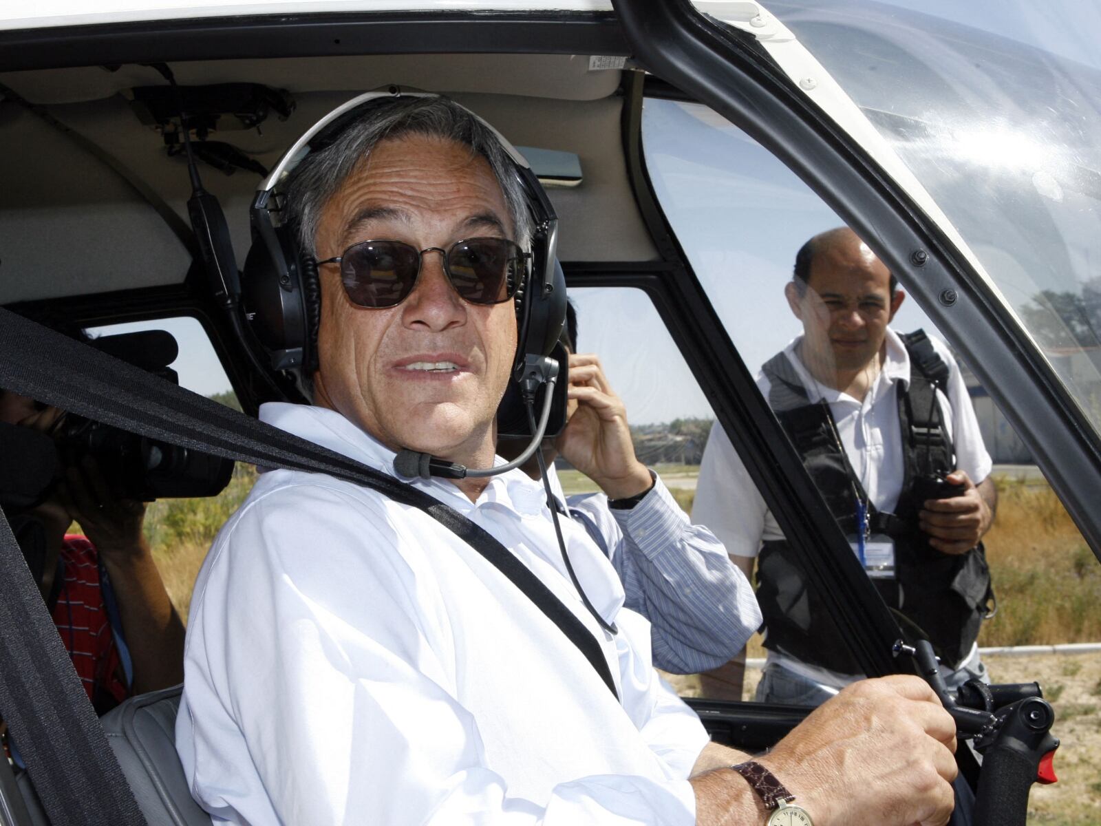 Sebastián Piñera fue presidente de Chile en dos periodos. Políticos de todo el mundo lamentaron su repentina muerte. Aquí se le puede ver a punto de pilotear su helicóptero (Foto: AFP)