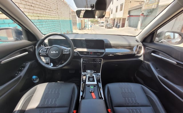 El tapizado del New Seltos es de cuero en los asientos, aunque hay presencia de plásticos rígidos en el tablero. (Foto: Fernando Roca Canales)