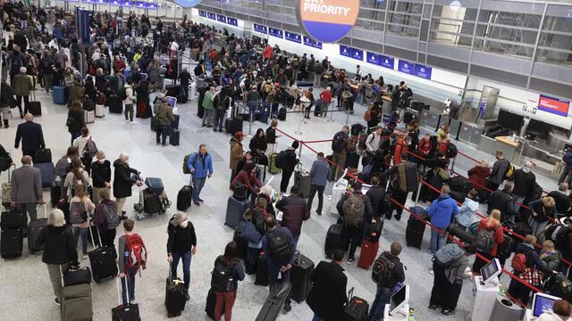 Caos en EE.UU. por la “bomba ciclónica”: cancelan más de 2.200 vuelos por la tormenta que perturba viajes por Navidad 