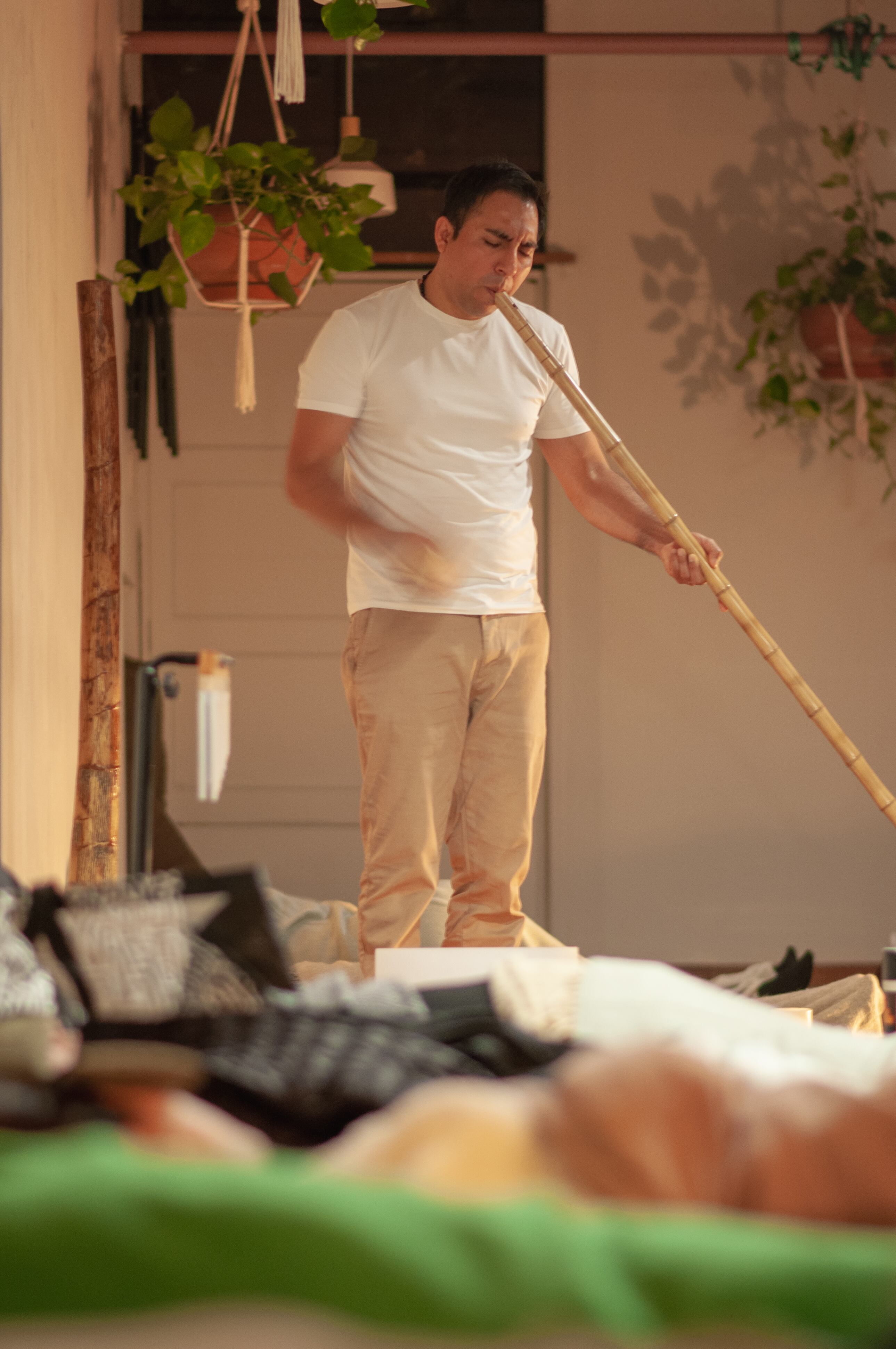 Dennis Araujo toca diversos instrumentos en las sesiones de conciertos meditativos, mientras los asistentes se encuentran recostados haciendo el trabajo personal.