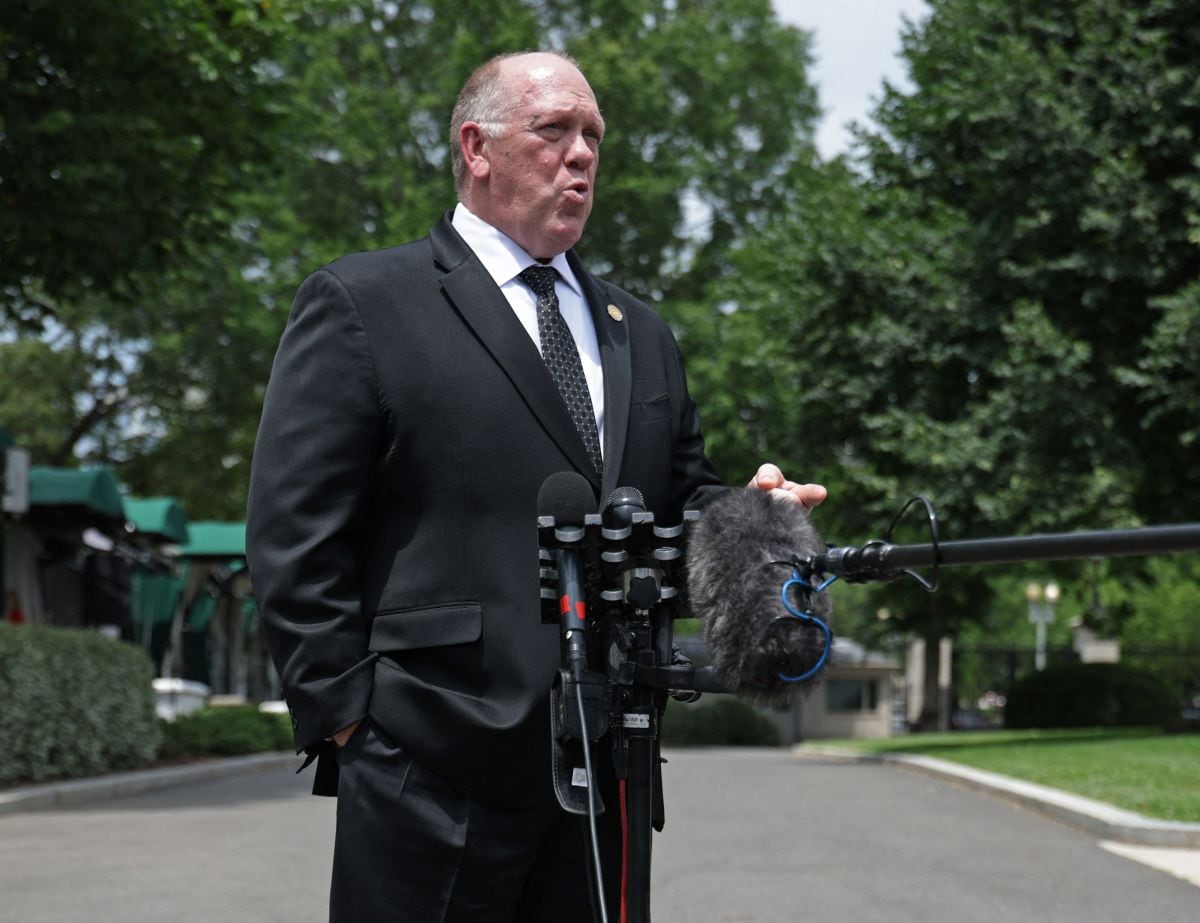 Tom Homan, el zar de la frontera de la Casa Blanca, habla con los medios de comunicación frente al Ala Oeste de la Casa Blanca en Washington, DC. Allí declaró que la administración Trump enviará más agentes del ICE a la ciudad de Nueva York para hacer cumplir la ley de inmigración (Foto: Alex Wong / Getty Images / AFP)
