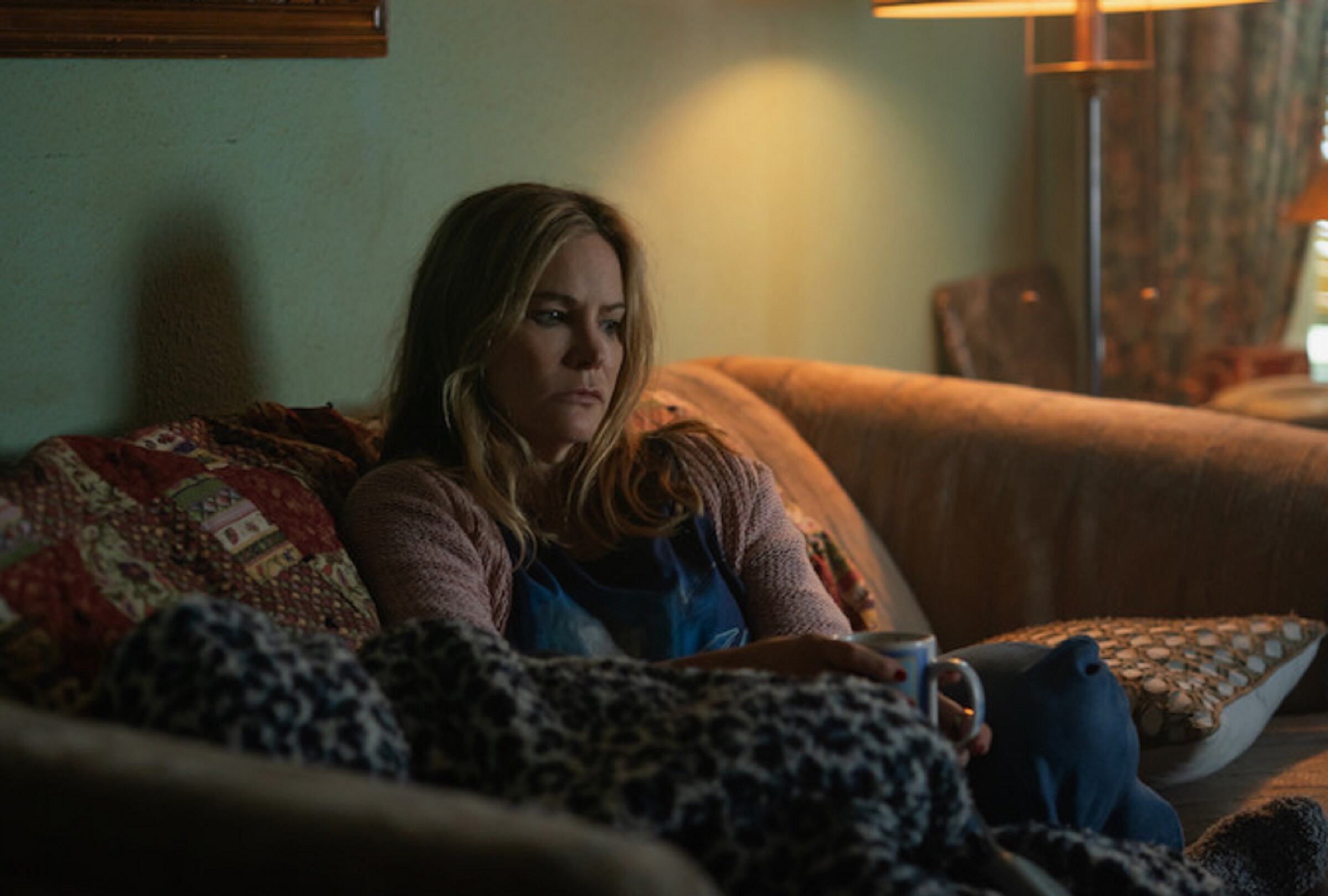 Jennifer Jason Leigh asume el rol de Doreen, la madre de Lynette, en la película "La noche siempre llega" (Foto: Netflix)