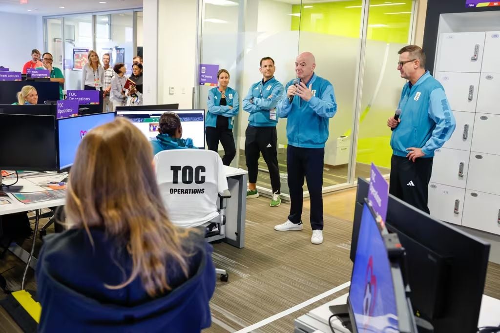 El presidente de la FIFA, Gianni Infantino, dando discurso a los trabajadores del Centro de Comando Inteligente del Mundial ubicado en Miami. A su derecha, Heimo Schirgi, jefe operativo de la Copa del Mundo 2026. (Foto: FIFA)
