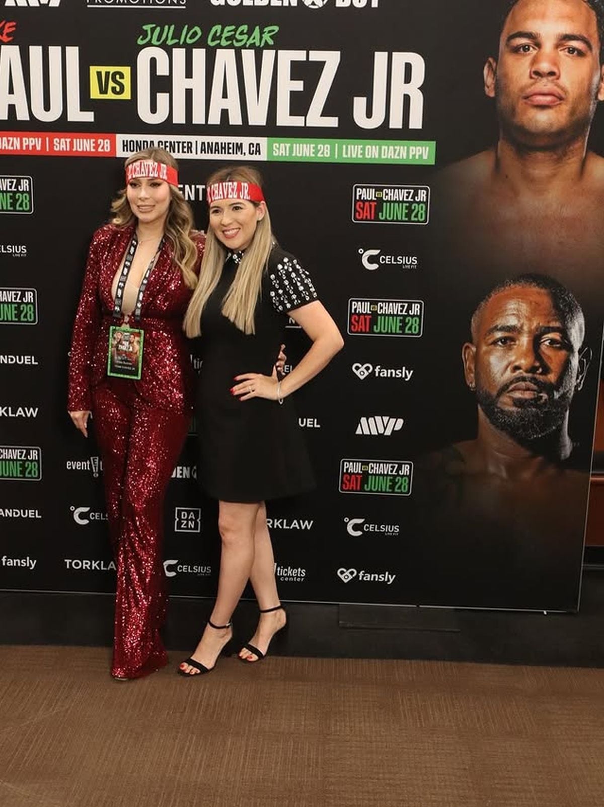 Aquí junto a su hija mayor en la pelea de Julio César Chávez Jr. con Jake Paul (Foto: Frida Muñoz / Instagram)