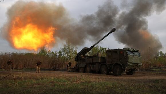 Artilleros de la 43.ª Brigada Mecanizada Separada de las Fuerzas Armadas de Ucrania disparan contra una posición rusa, en la región de Kharkiv, el 21 de abril de 2024. (Foto de Anatolii STEPANOV / AFP)