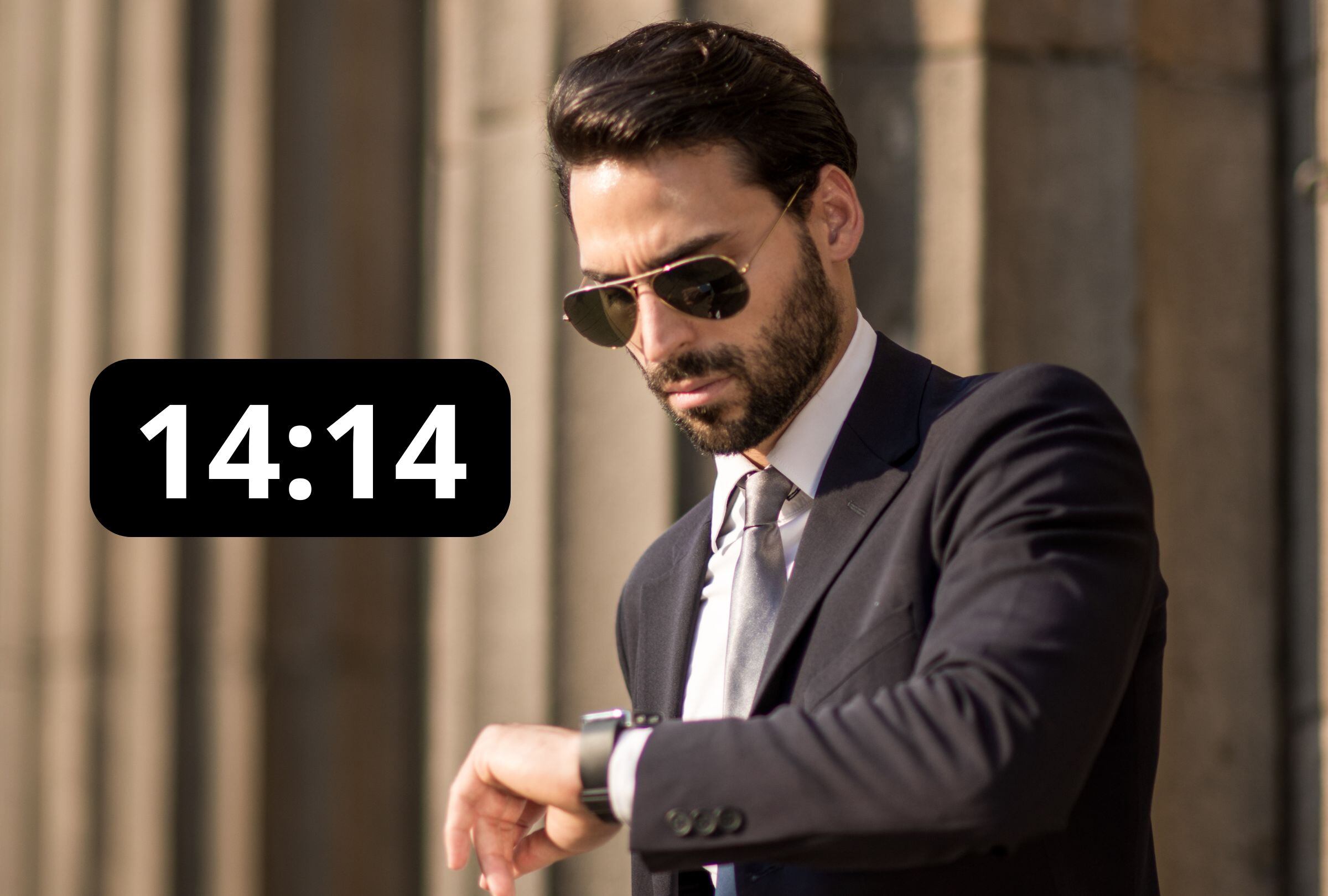 Esta es una imagen referencial donde un hombre se da cuenta que son las 14:14. (Imagen: El Comercio / Mag / Canva)