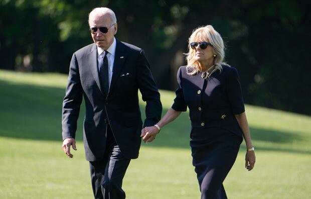 Joe Biden y la primera dama Jill Biden caminan por el jardín sur de la Casa Blanca en Washington, DC, el 30 de mayo del 2022. (Foto: AFP)