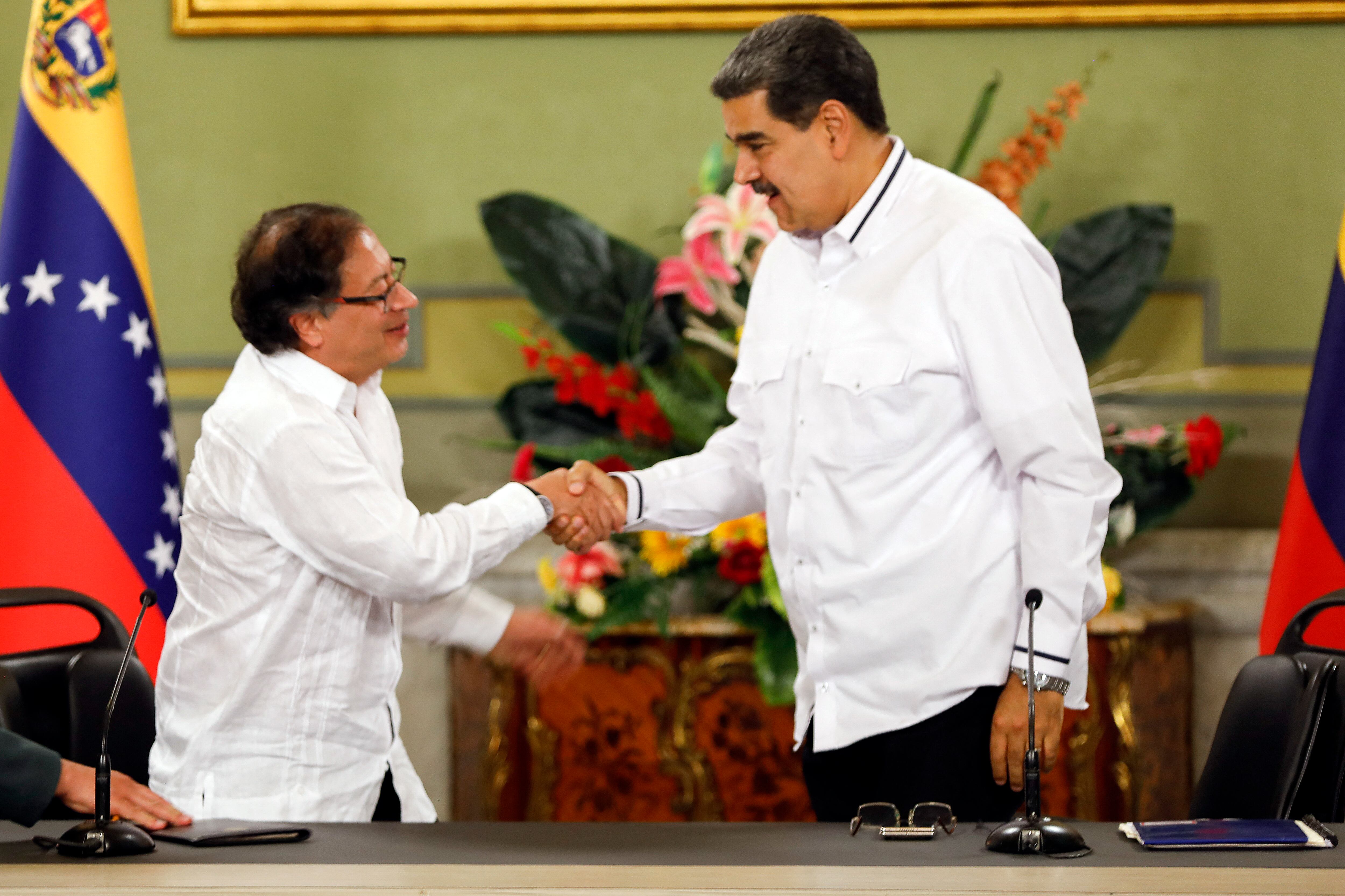 El presidente de Venezuela, Nicolás Maduro (der), y el presidente de Colombia, Gustavo Petro, se dan la mano después de una reunión en el Palacio Presidencial de Miraflores, en Caracas, el 18 de noviembre de 2023. (Foto de Pedro Rances Mattey / AFP).