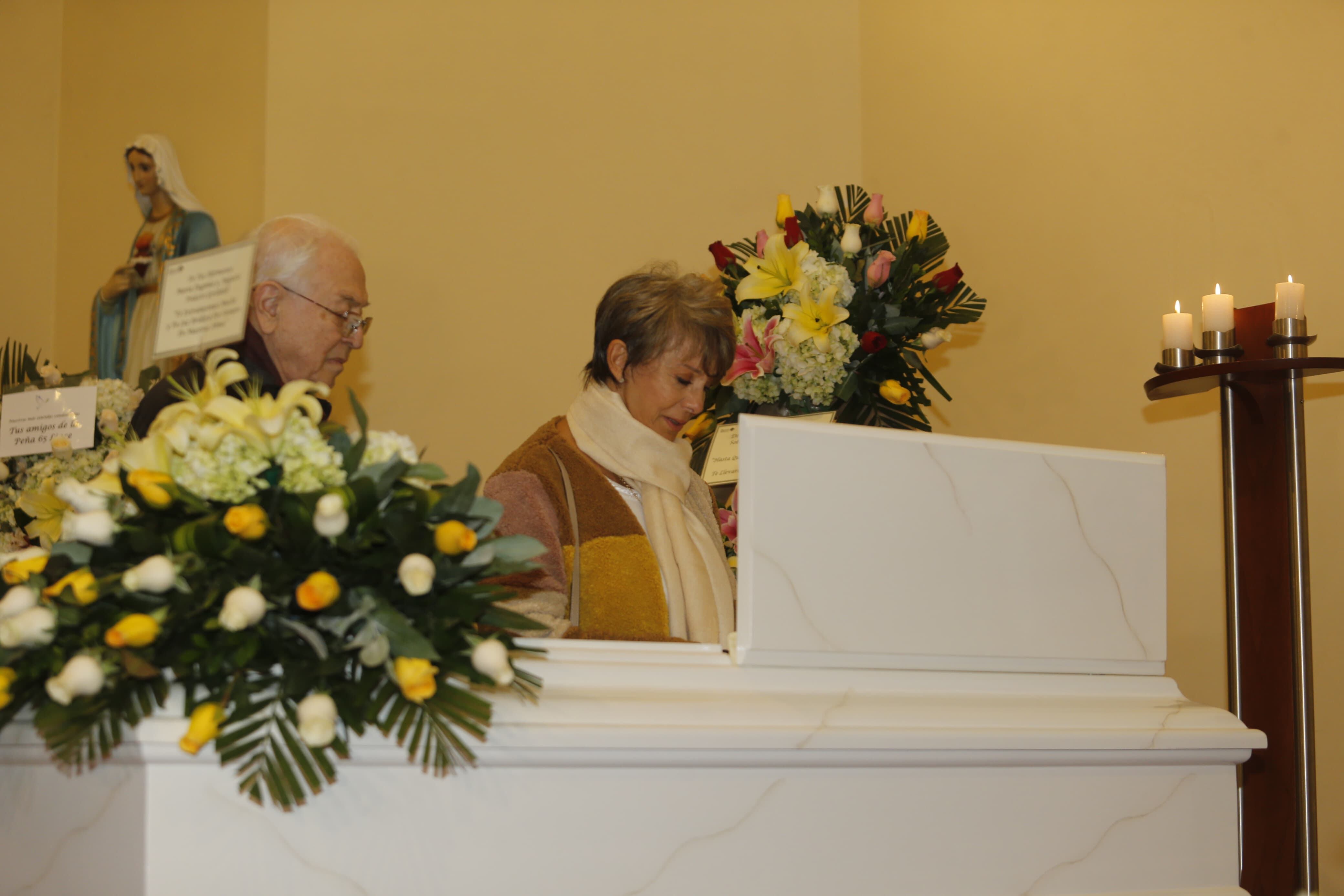 ‘Rulito’ Pinasco llegó al velorio de Yola Polastri con su esposa Sonia Oquendo y se mostró muy conmovido al ver el féretro. (Foto: Violeta Ayasta/@photo.gec)
