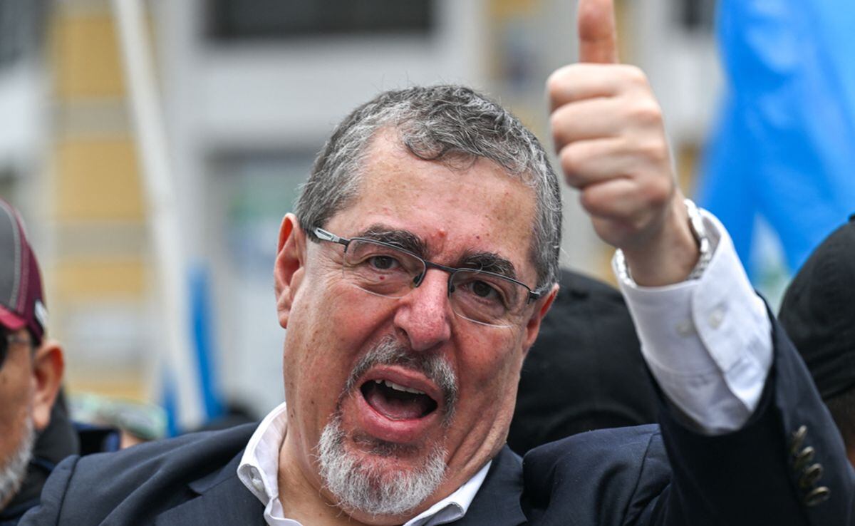 El presidente electo de Guatemala, Bernardo Arévalo, saluda a sus partidarios mientras participa en la "Marcha por la Democracia" para exigir la renuncia de la Fiscal General Consuelo Porras y del fiscal Rafael Curruchiche, acusados de generar una crisis electoral, en la Ciudad de Guatemala el 7 de diciembre de 2023 | Foto: JOHAN ORDONEZ / AFP