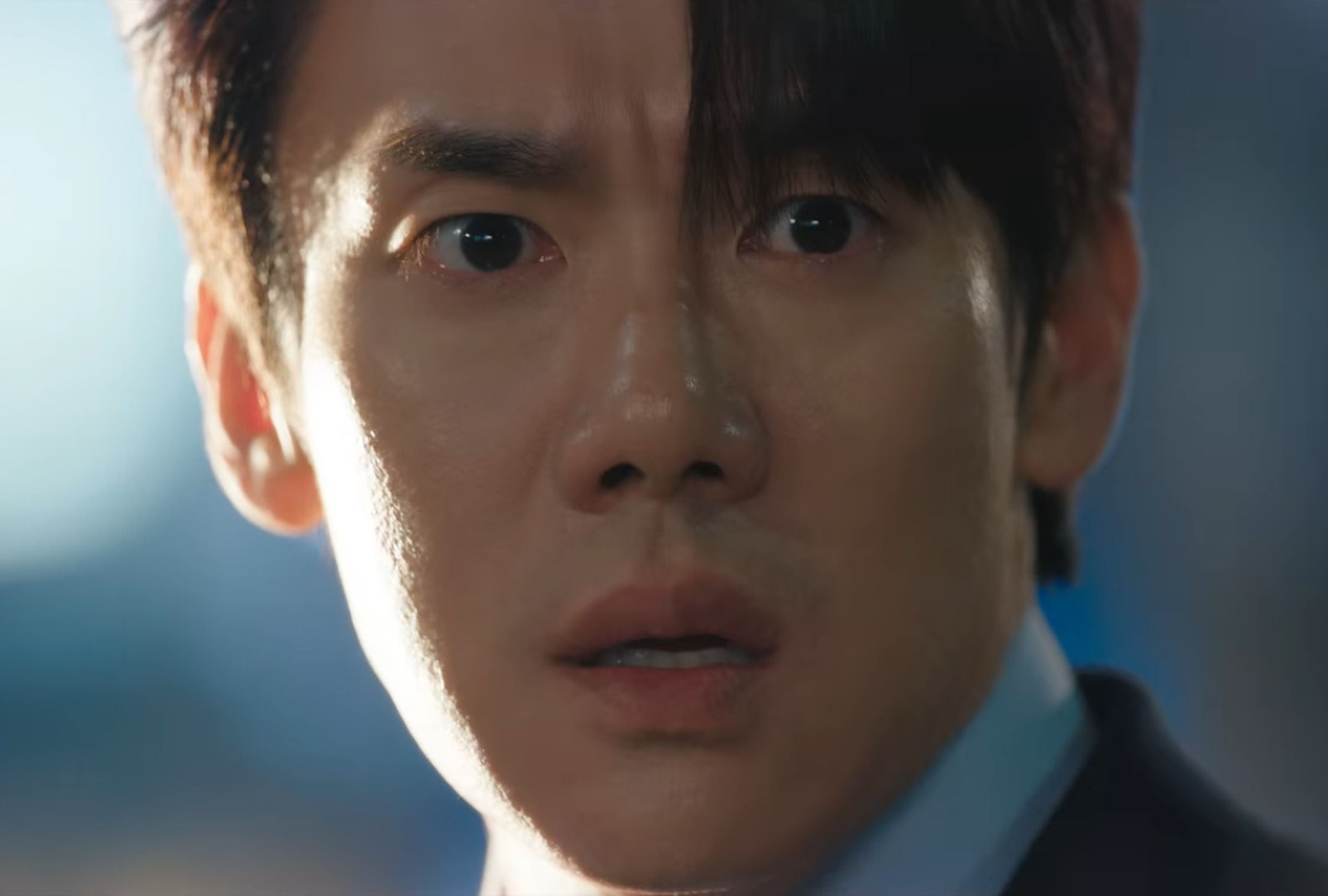 Baek Sa-eon está a punto de ser arrollado por un automóvil (Foto: Cuando el teléfono suena / Netflix)