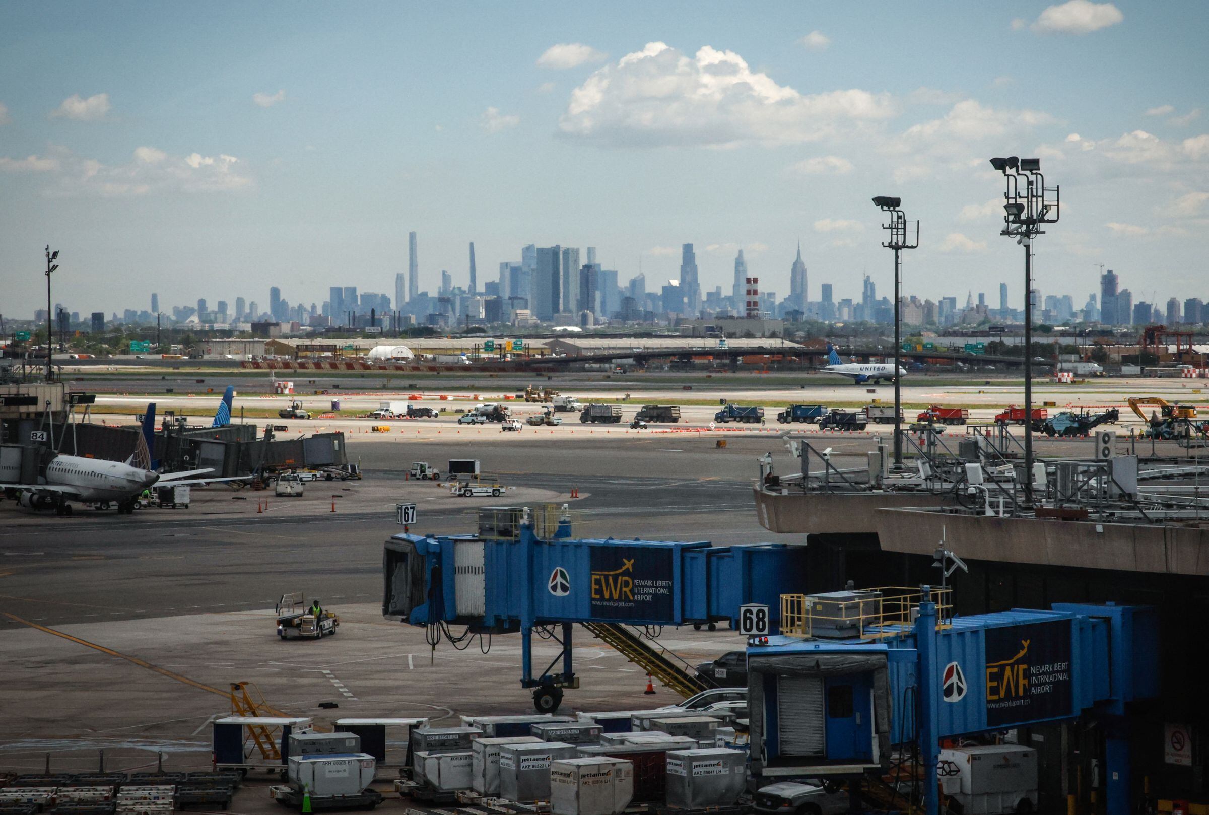 La FAA opera con miles de controladores sin sueldo, lo que agrava la crisis aérea (Foto: AFP)
