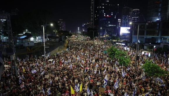 Personas que piden al gabinete de guerra israelí que firme un acuerdo de rehenes participan en una manifestación de protesta frente al cuartel general militar de Kirya en Tel Aviv, Israel, el 15 de junio de 2024. (Foto de EFE/EPA/ABIR SULTAN)