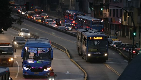 Dos autobuses viajan por una carretera principal durante un apagón en Quito, el 19 de junio de 2024. (Foto de Galo Paguay / AFP)