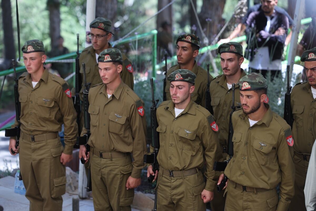 Soldados israelíes asisten al funeral del sargento Moshe Nissim Frech en el cementerio militar del Monte Herzl, Jerusalén, el 8 de julio de 2025. (Foto: EFE/EPA/ABIR SULTAN)