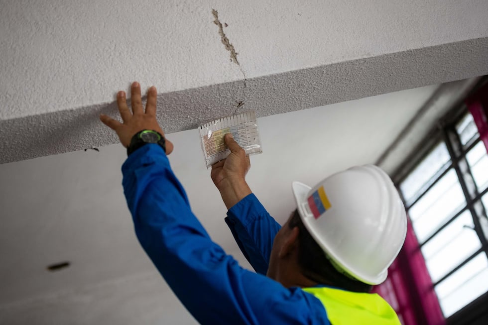 Cuando Betzi Gutiérrez se calza sus botas y viste su chaleco amarillo y casco blanco de ingeniera para revisar las bases de los edificios afectados por el doble terremoto, ocurrido en la zona norte de Venezuela, no solo carga con las herramientas y la responsabilidad de su profesión; también lleva el peso de haber visto su propio techo desplomado el pasado 24 de junio. (Foto: EFE)