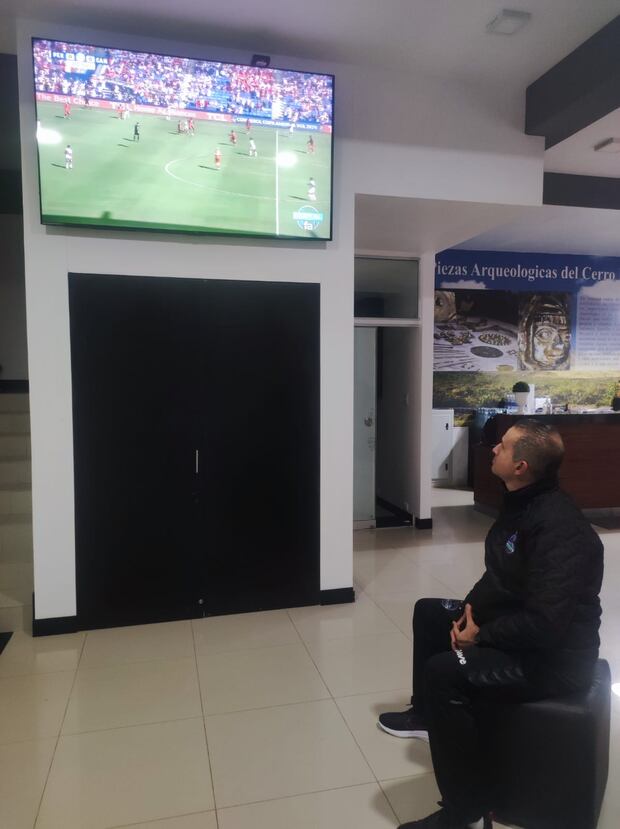Carlos Silvestre viendo el Perú vs. Canadá junto a El Comercio. (Foto: GEC)