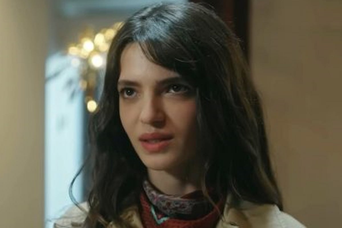 Esvet se esconde en casa de Peyami luego de escapar de Dimitri en la serie turca "El sastre" (Foto: Netflix)