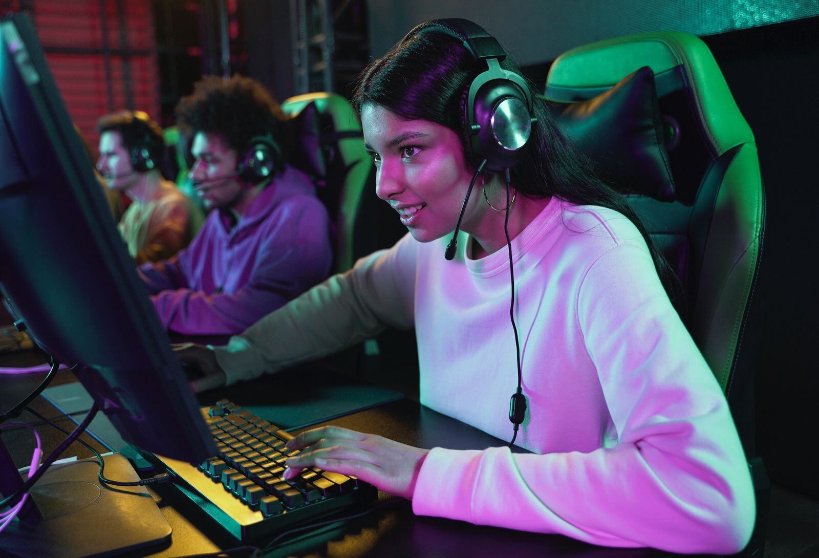 Desafiando estereotipos: mujeres aportan nuevas perspectivas a la industria de videojuegos en Perú.