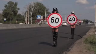 Rusia: Mujeres en topless vigilan exceso de velocidad [VIDEO]
