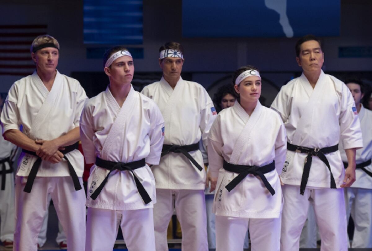 Johnny Lawrence (William Zabka), Robby Keene (Tanner Buchanan), Daniel LaRusso (Ralph Macchio) Samantha (Mary Mouser) y Chozen Toguchi (Yuji Okumoto) en la tercera parte de la temporada 6 de "Cobra Kai" (Foto: Netflix)