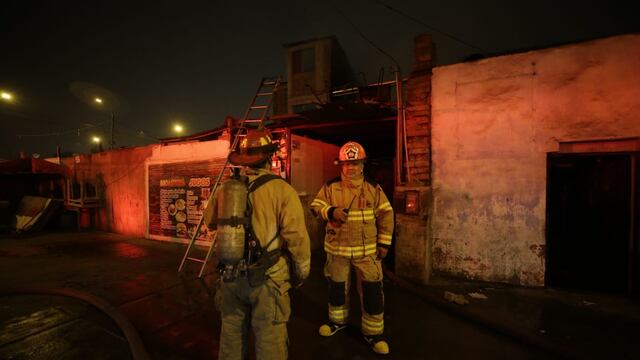 Cercado de Lima: incendio de gran magnitud consume tres viviendas en Barrios Altos