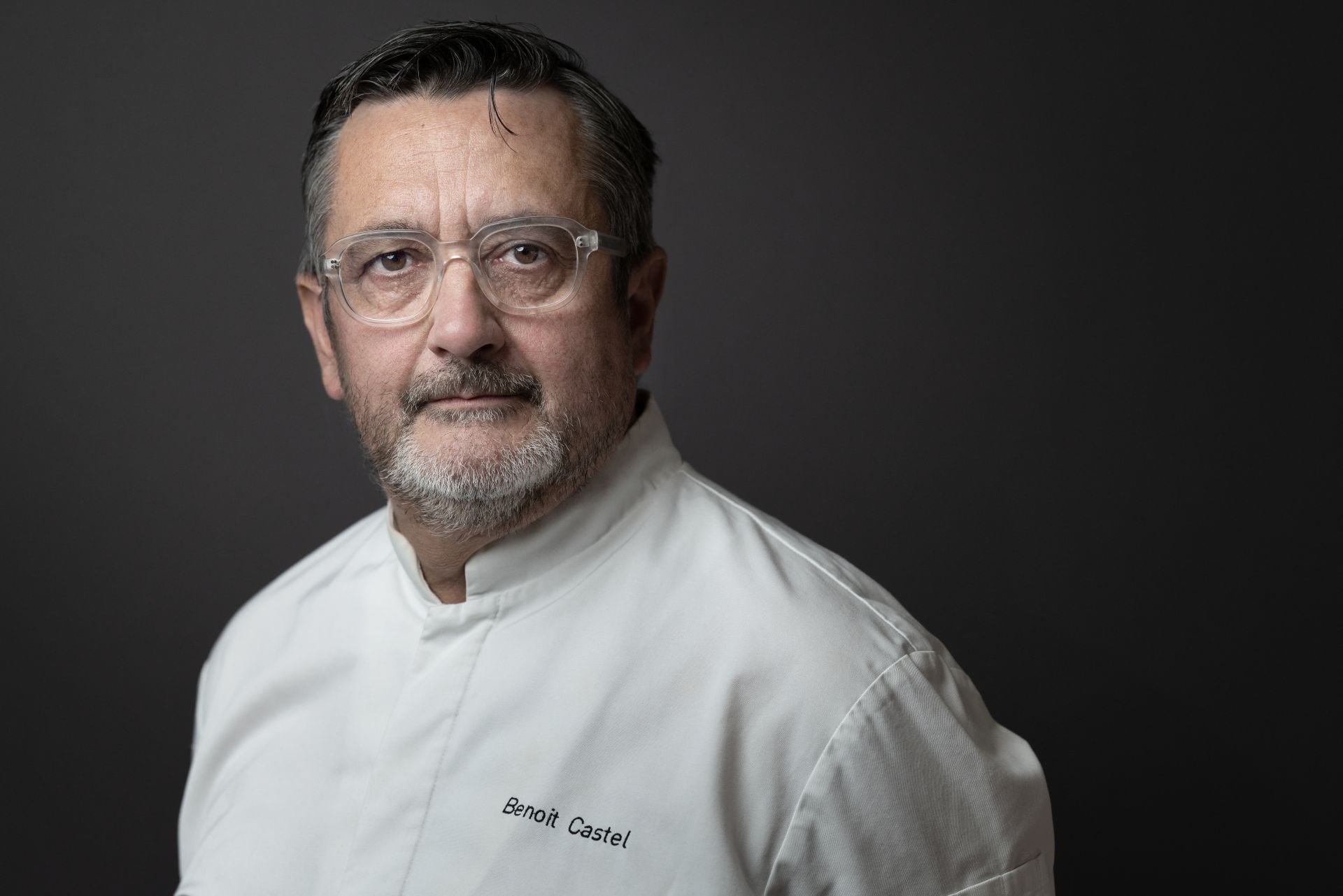 El pastelero Benoît Castel, nombrado el 14 de julio de 2026 en Singapur Mejor Pastelero del Mundo por la Unión Internacional de Panaderos y Pasteleros (UIBC), posa en su pastelería de París el 29 de julio de 2026. (Foto de JOEL SAGET / AFP)