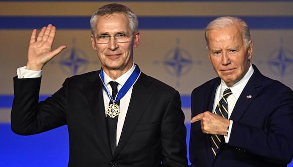 El Presidente estadounidense Joe Biden (R) y el Secretario General de la OTAN, Jens Stoltenberg (L). EFE/EPA/Radek Pietruszka