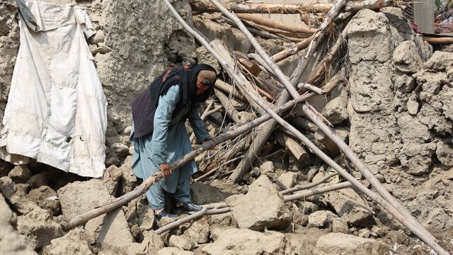 Suben a 13 los muertos y 230 heridos tras terremoto en Afganistán y Pakistán