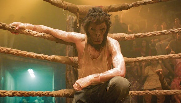 Dev Patel luce una máscara simiesca en "Monkey Man". (Universal Studios)