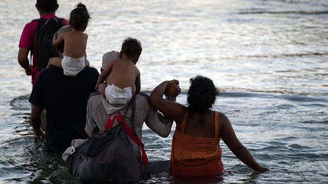México rescata a una hondureña y su bebé que intentaban cruzar el río Bravo hacia EE.UU.