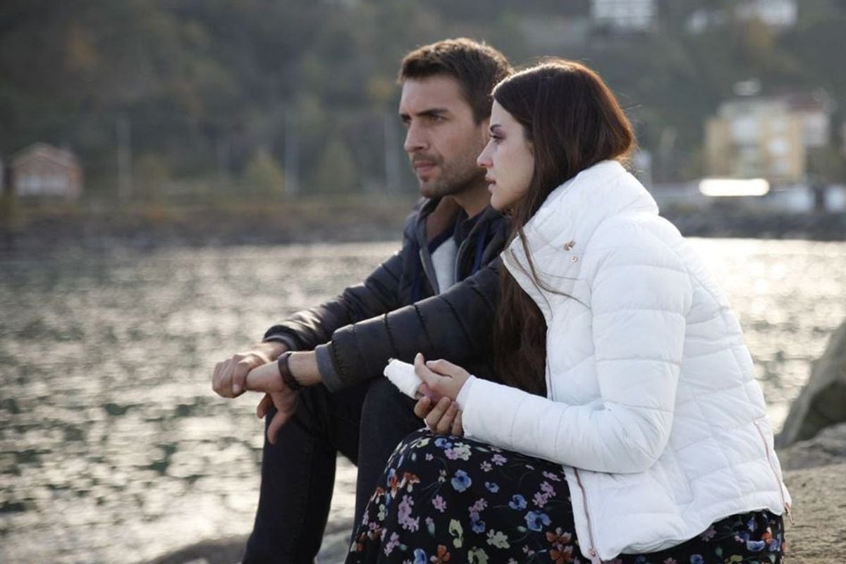 İIrem Helvacıoğlu y Ulaş Tuna Astepe en "Fugitiva" (Foto: Sinegraf Film)