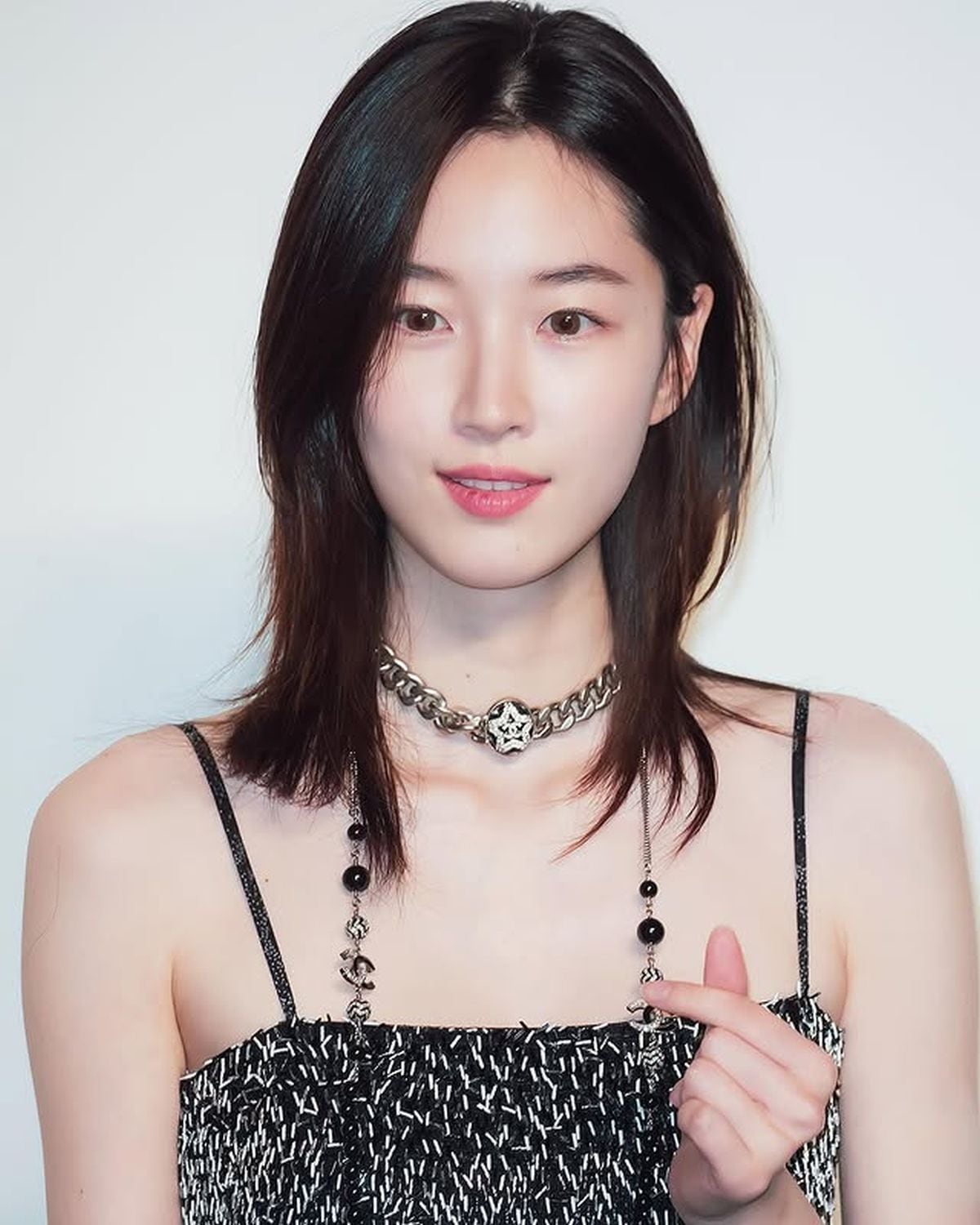 La surcoreana mostrando con este gesto su amor hacia sus seguidores (Foto: Won Ji-an / Instagram)