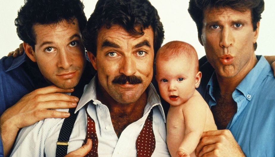 Ted Danson, Tom Selleck y Steve Guttenberg encabezaron la historia de tres solteros acostumbrados a una vida llena de mujeres y diversión que se ven obligados a cambiar sus costumbres cuando alguien deja un pequeño bebé en la puerta de su casa (Foto: "Tres hombres y un bebé")