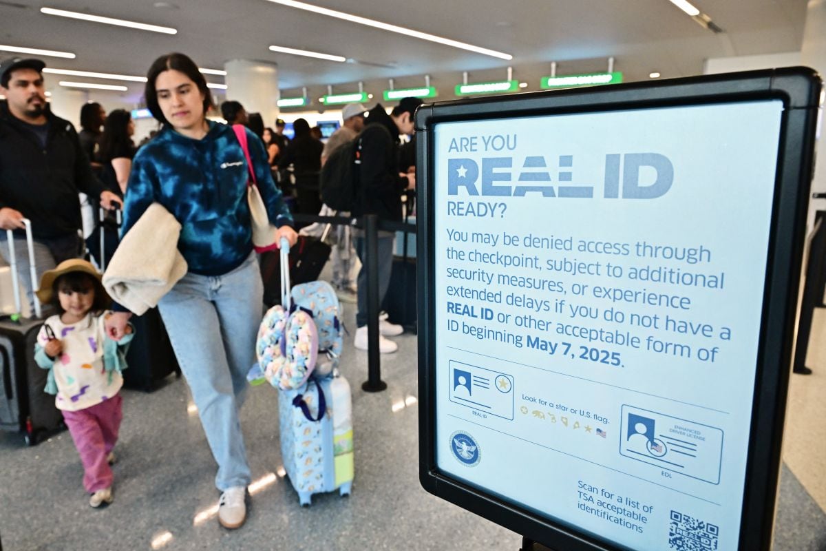 Esta imagen del 23 de mayo de 2025 muestra un letrero recordando a los viajeros la implementación de la Real ID mientras se dirigen al mostrador de facturación para sus vuelos en el Aeropuerto Internacional de Los Ángeles (Foto: Frederic J. Brown / AFP)