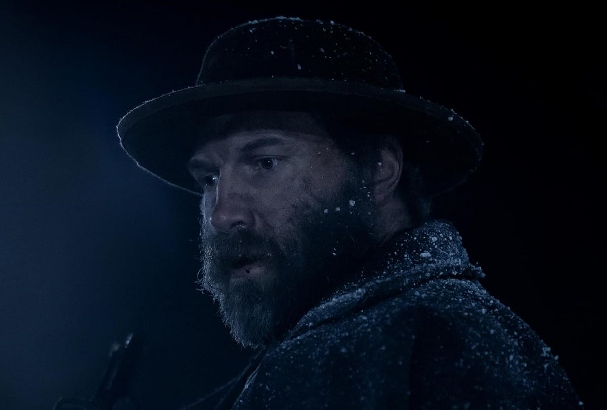 Jai Courtney da vida al cazarrecompensas Virgil Cutter en la miniserie western "American Primeval" (Foto: Netflix)