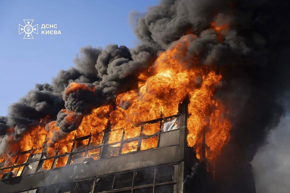 Una foto facilitada por el Servicio Estatal de Emergencias muestra las llamas que envuelven el lugar de un ataque ruso en Kiev, Ucrania, el 10 de julio de 2025. Foto: EFE/EPA/SERVICIO DE SEGURIDAD DE UCRANIA