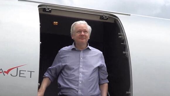 Esta captura de pantalla cortesía de la cuenta de WikiLeaks X @wikileaks publicada el 25 de junio de 2024 muestra al fundador de WikiLeaks, Julian Assange, bajando de su vuelo desde Londres al llegar a Bangkok para hacer una escala en el Aeropuerto Internacional Don Mueang en la capital tailandesa. (Foto de WikiLeaks / WikiLeaks / AFP)