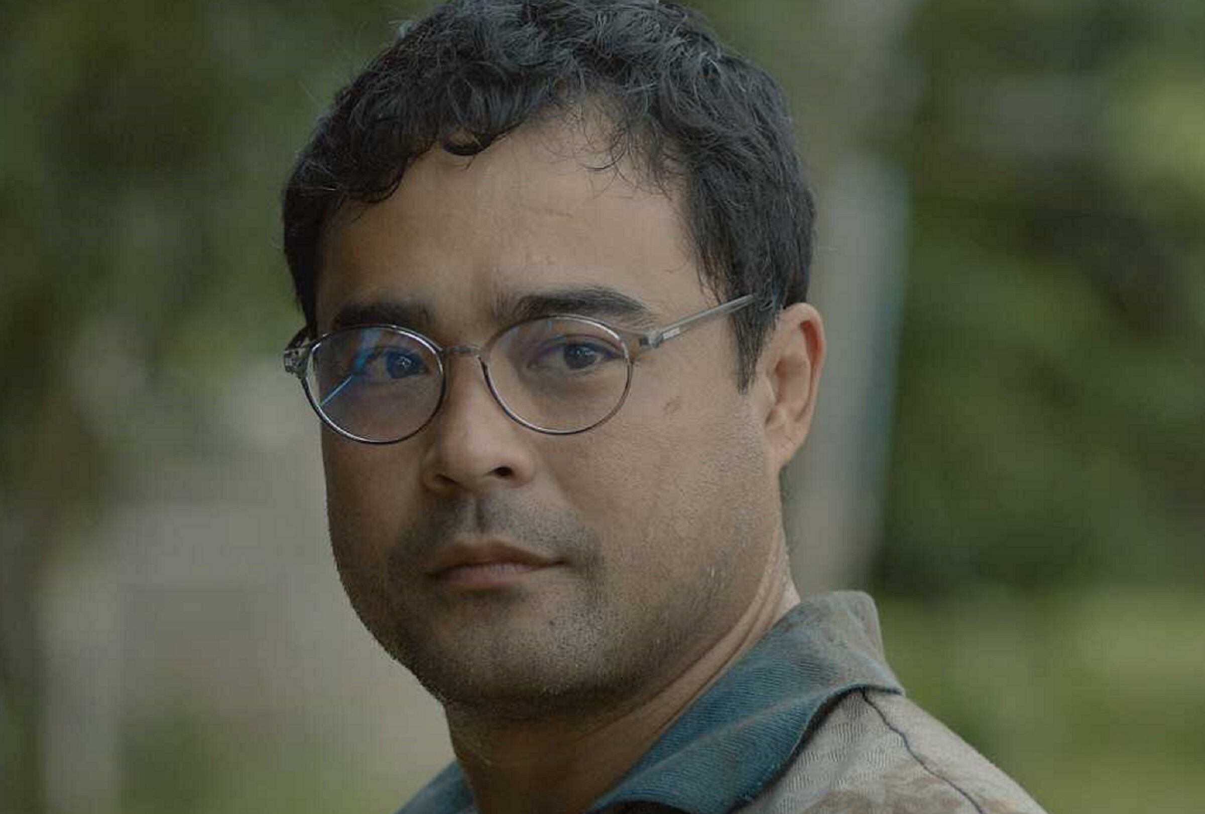 Sid Lucero como Francis en la película filipina "Ahí afuera" (Foto: Netflix)