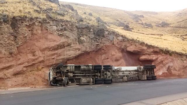 Puno: camión cisterna se vuelca y causa derrame de combustible en ríoHuacullani