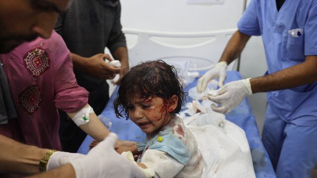 Israel bombardea campamento de desplazados cerca de Rafah y mata a por lo menos 50 personas 
