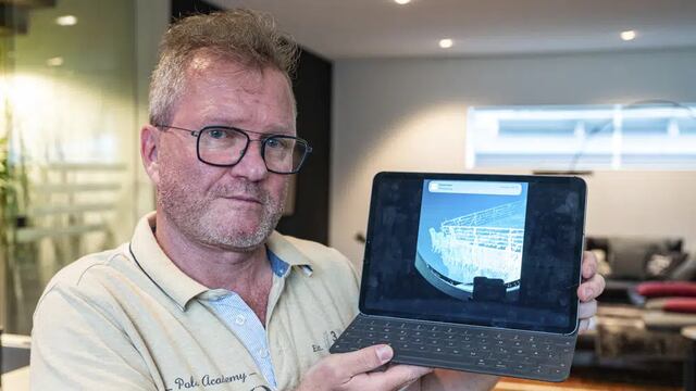 Arthur Loibl, uno de los primeros clientes de la compañía de sumergibles Oceangate, sostiene una foto del Titanic, en Straubing, Alemania, el miércoles 21 de junio de 2023. (Armin Weigel/dpa vía AP).