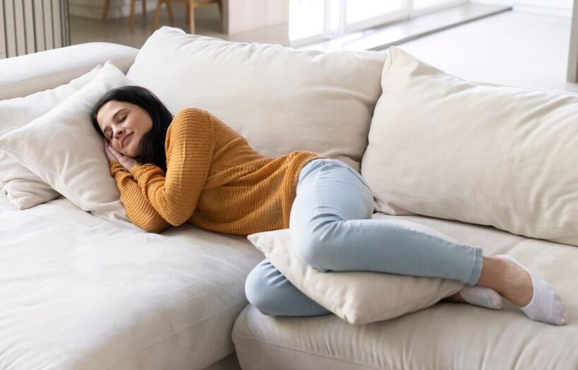 Una siesta breve puede mejorar la concentración y el ánimo. Pero si dura demasiado o es muy tarde, puede alterar tu sueño nocturno y dejarte más confundido que descansado.